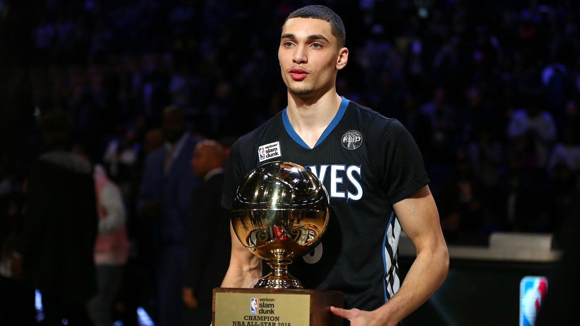 TheShy重返赛场，重返赛场首场状态出色，RNG观众沸腾！引发球迷热议